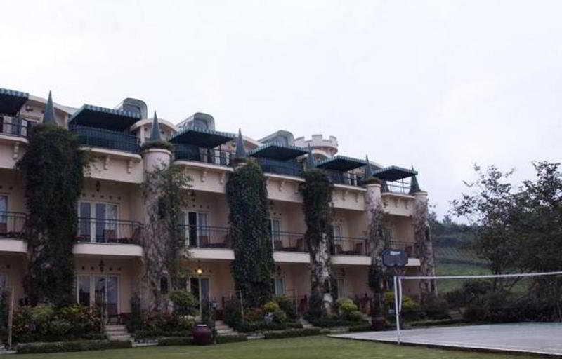 Club Bali Suites At Kota Bunga Cipanas  Exterior photo